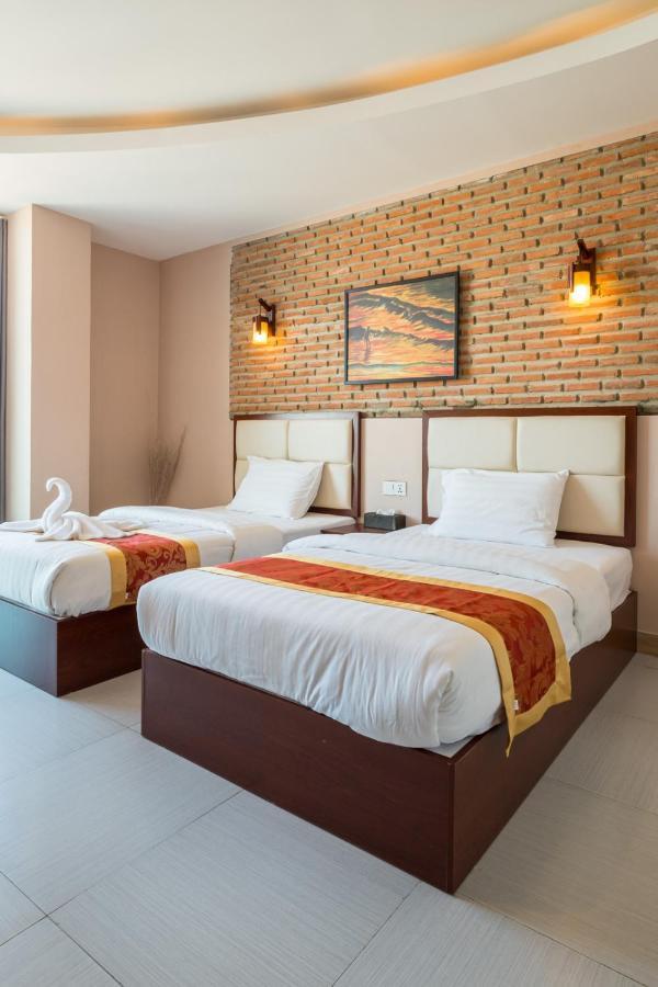 Colina Sky Hotel Phnom Penh Exterior photo